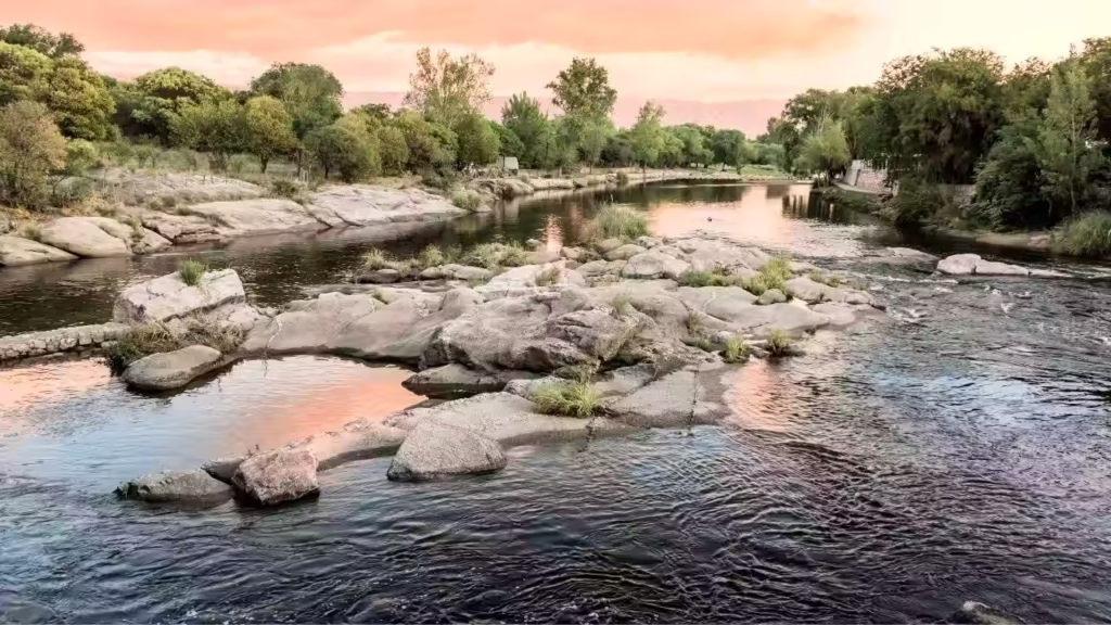 “Río, cura Brochero”.